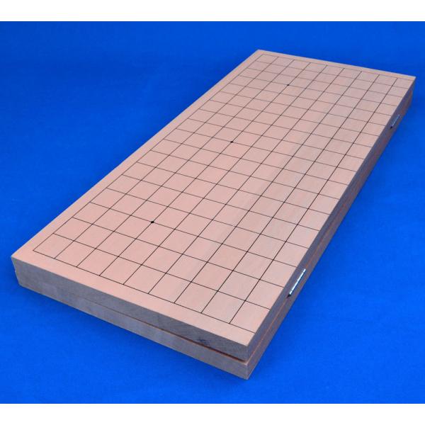 ■囲碁盤の材質：木製19路　新桂材(アガチス材)　折りたたみ式■囲碁盤のおよそのサイズ：横幅42cm×奥行45cm　厚み約1.6cm　訳あり特価品の木製19路折碁盤新桂6号です。対局には支障がないと当店が判断した折碁盤ですが、ヒビあと・シミ...