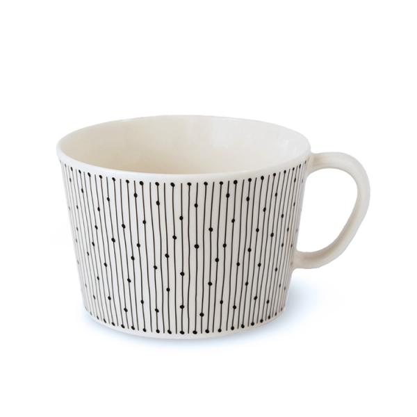 【サラストゥス マグ 耐熱 電子レンジ対応 お返し オシャレ:食器日和】フリーハンドで描いたような、揺らぎのあるラインとドットが印象的な「Mainio Sarastus」。フィンランド語で「素晴らしい夜明け」という意味で、シンプルながらも静...