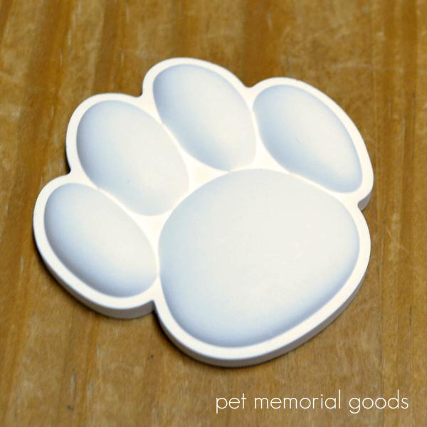 骨壺にいっしょに入れてあげると調湿効果で大切なお骨を守ります。材　質：珪藻土　　　サイズ：縦6cm×横6cm×厚み1.2cm【メール便(ポスト投函)対応商品】・お荷物の追跡が可能です。・メール便での配送を希望される場合は、ご注文手続き画面で...