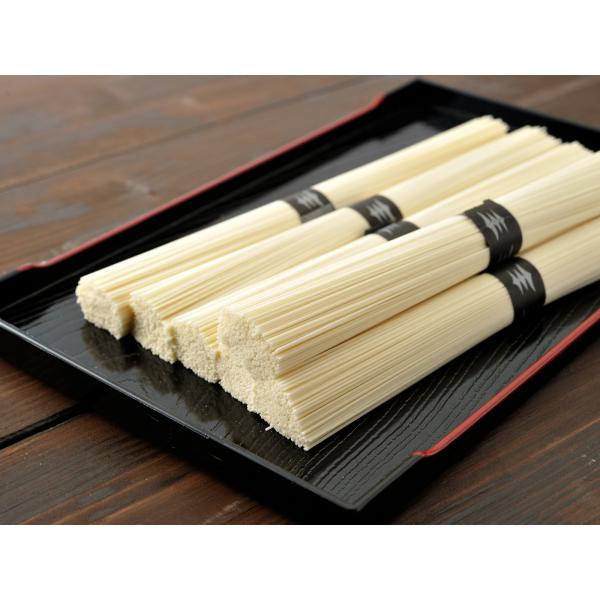 手延素麺 中細 黒銀帯 ゆで時間約1分50秒〜2分この素麺は、熟成倉庫でじっくりと1年以上寝かせ、刃物を使わず1本1本手作業で延ばしていく手延べ製法で造られています。（最高の状態で保管済み）超お買い得です。