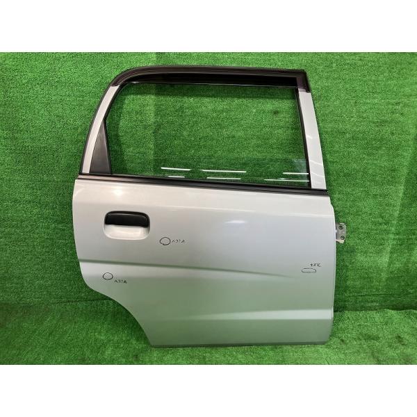 アルト HA12S 右リアドア LX 4WD セントラル M2A2 68003-85G00 Z2S スズキ（SUZUKI） アルト HA12S 右リアドア LX 4WD セントラル M2A2