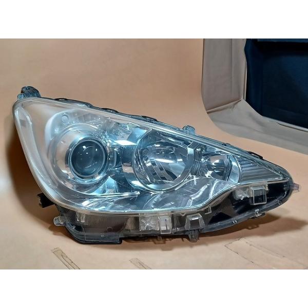 トヨタ（TOYOTA） コーティング済 アクア NHP10 右ヘッドランプ