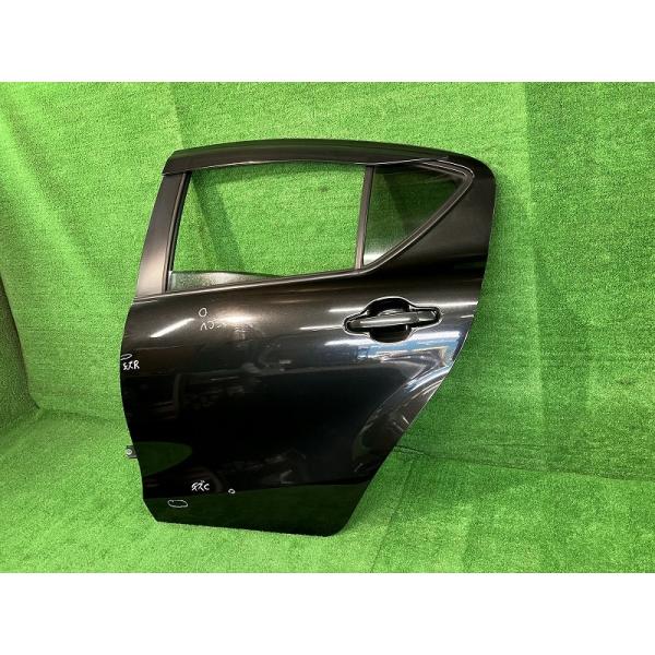 アクア NHP10 左リアドア S ニホンイタ M31Q8 67004-52470 3P0 トヨタ（TOYOTA） アクア NHP10 左リアドア S ニホンイタ M31Q8 67004