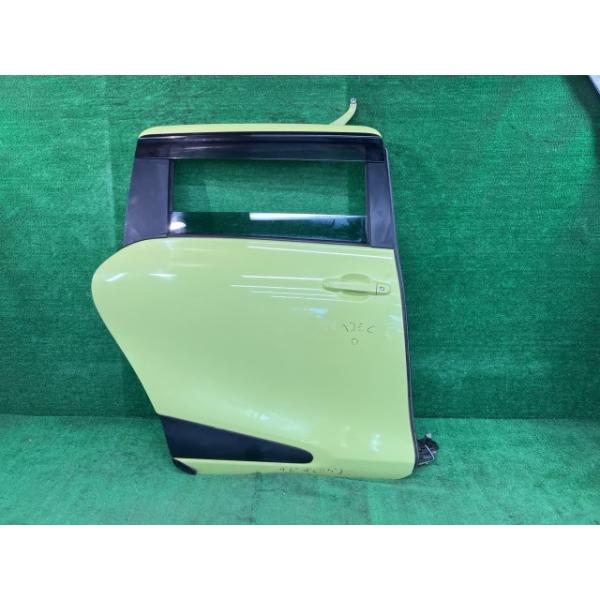 シエンタ NCP175G 右リアドア G 4WD 6人 ニホンイタ M31Q8 67003-52570 5B6 トヨタ（TOYOTA） シエンタ NCP175G 右リアドア G 4WD 6人 ニホンイタ