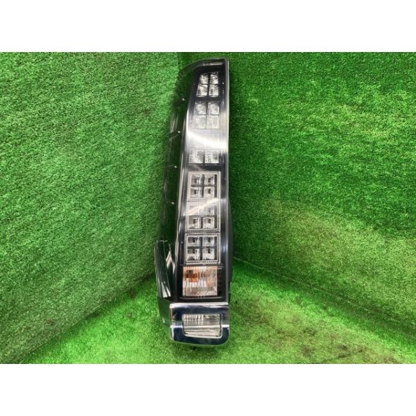 トヨタ（TOYOTA） ヴォクシー ZRR80G 左テールランプ・テールライト X