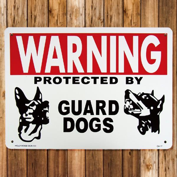 ■商品説明■厚手タイプで屋外にも使用可能な、アメリカ直輸入のプラスティック看板です。アルミタイプのトラフィックサインも魅力的ですが、値段も高いしもっと手軽にアメリカンな雰囲気の看板を手に入れたい！という方にはこれがおススメ！アルミタイプに負...