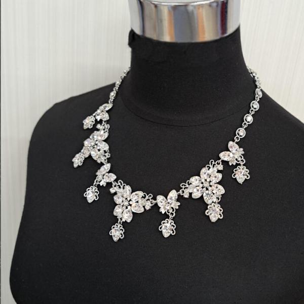 花モチーフのラインストーンがキラキラ輝く綺麗なネックレスセットです。ブライダル会場のライトアップやお日さまの光を浴びて 胸元でキラキラと輝きます。チャペルでは厳かな光に控えめにキラリと光ります。豪華なネックレスは他の用途はないし・・レンタル...