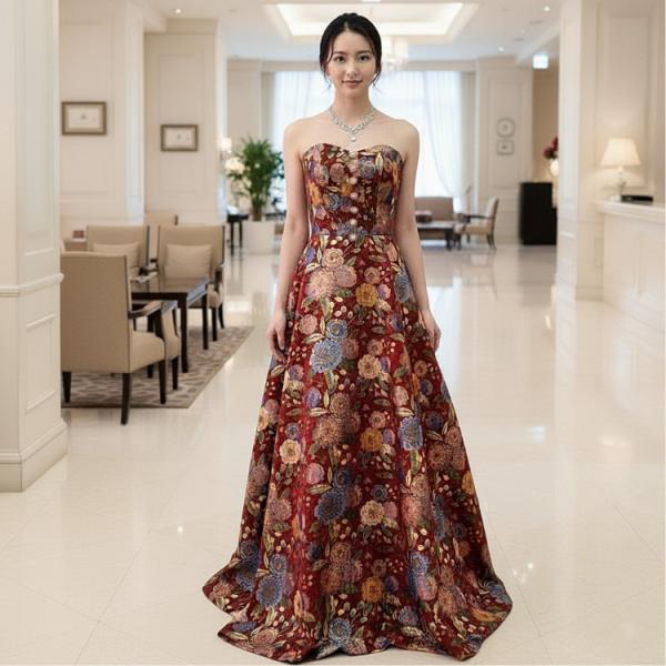 華やかなお花の刺繍が目を引く、深紅のロングドレスカラードレス背中は編上げ+当て布でバスト部分のみサイズ調節ができます。演奏会や発表会、ステージ衣装の他、結婚式、前撮り、パーティドレスにお勧めのドレスです。カラー・ワインレッド系サイズ（実寸サ...