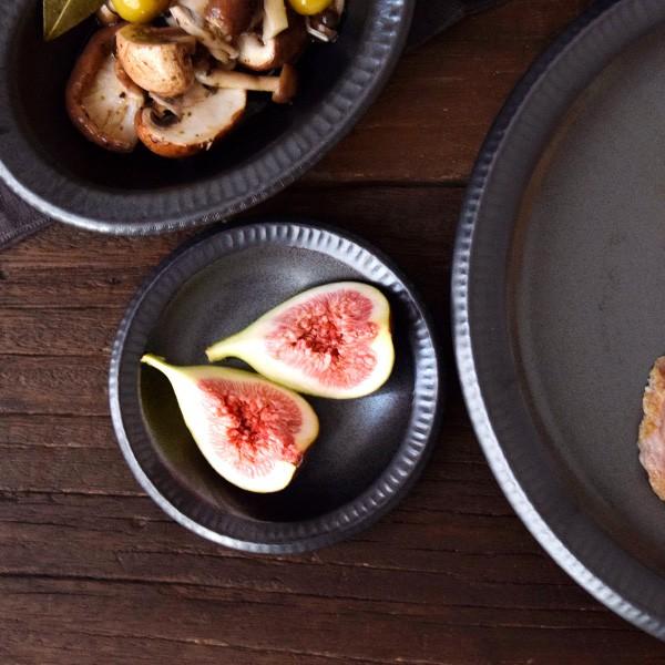 小皿 11cm 銀彩鉄結晶和食器 お皿 プレート 醤油皿 漬物皿 取り皿 お菓子皿 和 黒い食器 ミニプレート しょうゆ小皿 豆皿 カフェ食器 カフェ風 モダン 和カフェ Ks 027 テーブルウェア イースト 通販 Yahoo ショッピング