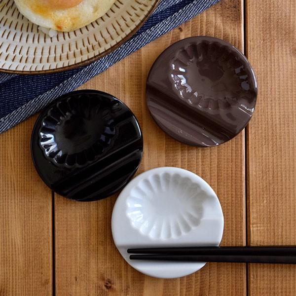 小皿になる箸置き 黒 白 茶 和花 スプーンレスト 豆皿 和食器 箸置き小皿 珍味入れ はしおき かわいい おしゃれ 和食器 おもてなし おうちごはん Q 301 303 Kn テーブルウェア イースト 通販 Yahoo ショッピング