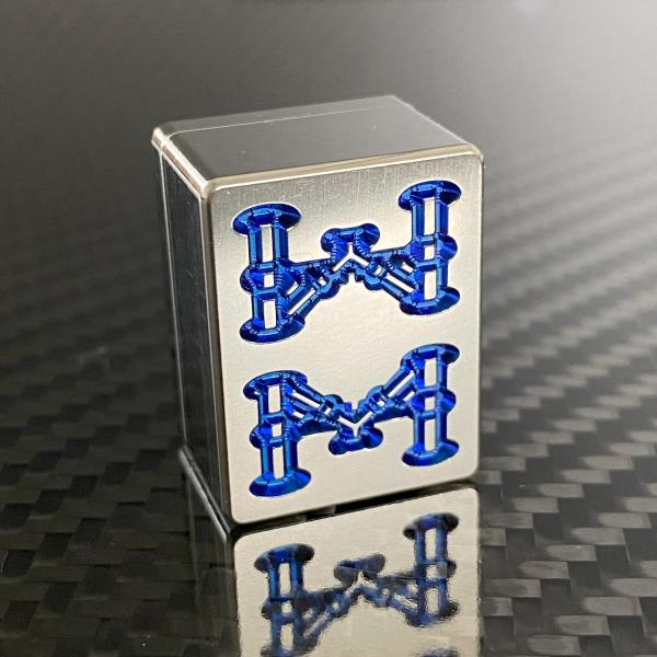 [Release date: June 10, 2024]純チタンのブロックから一つ一つ削り出して作っています。文字のチタン特有の青色が輝いてとてもきれいです。製品サイズ：約W20ｍｍ×H26ｍｍ×D16ｍｍ材質：純チタン（TP340）色：...