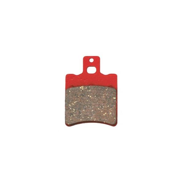 赤パッドは“効きかた”にこだわり、その時代、時代に合わせて進化し続けます。効きを求めるなら、シンタードメタル系のゴールデンパッドの方が優れています。しかし、ライダーが本当に求めているのは「減速するフィーリング」ではないでしょうか。必要なとき...