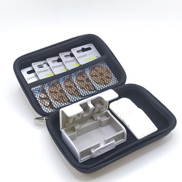 NJH社製の補聴器用品4点セット▼セット内容1＿NJHジッパーケース　定価：1,650円税込2＿NJH補聴器用ケース（小）　定価：1,650円3＿ワックスフィルター　定価：990円　2個4＿パワーワン補聴器用電池PR41(312)　5パック...