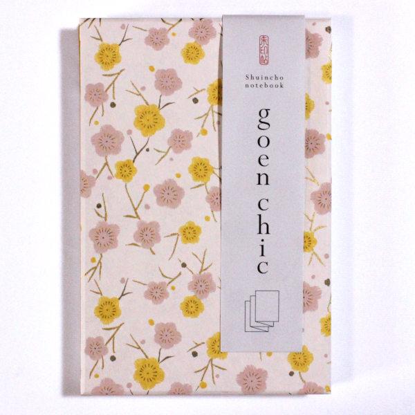 表面はかわいらしい小柄の友禅紙、裏面はシックで上品な色合いのレザック紙というバイカラーのおしゃれな御朱印帳です。落ち着いた色味の梅花に金色の枝模様が上品さを引き立てています。中は蛇腹折りになっており、表題シールが2枚付いています。御朱印の他...