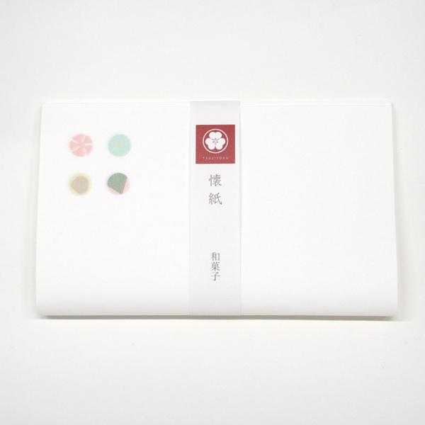 可愛らしい和菓子のイラストが入った懐紙です。一般的には茶道や和食の席で使うことが多いイメージの懐紙（かいし）ですが、日常生活でも様々なシーンでお使いいただけます。たたんでコースター代わりにしたり、折り紙のように折って箸袋やポチ袋にできたり、...