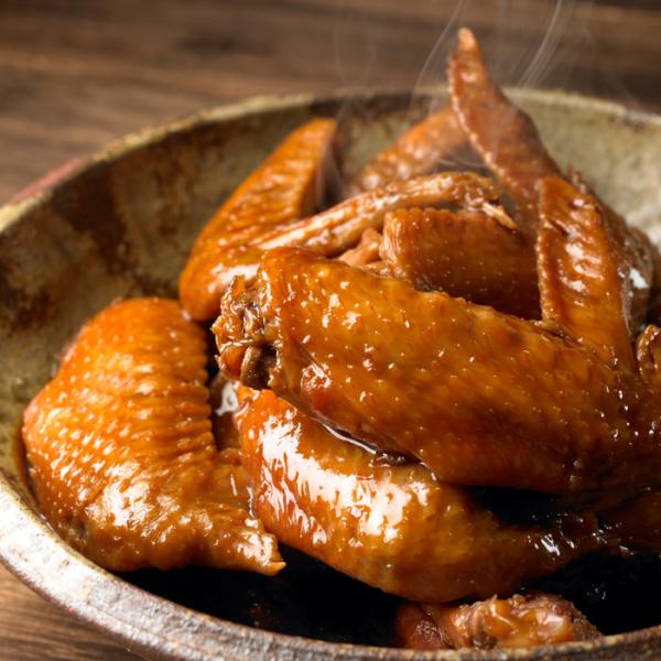 国産若鶏の手羽先を大きな釜でじっくり煮込みました。甘辛い醤油の味付けが手羽先の中まで染み込み、とってもやわらか。少し濃いめの味付けで、ご飯のおかずにピッタリです。