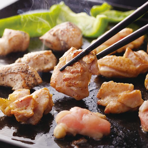 みつせ鶏の切り身を、玄界灘に浮かぶ加唐島で採れる海水塩「一の塩」を使用した塩だれに漬け込んだ“塩焼”、ピリリとアクセントのある“柚子胡椒焼き”、見た目にもスパイシーに仕上がる“黒胡椒焼き”の詰合せ。フライパンやホットプレートで簡単に調理できます。