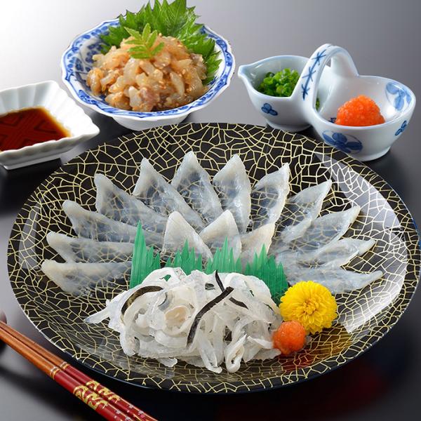 ふぐの王様とらふくの刺身と、とらふく塩辛のセットです。本場の職人により菊のように盛り付けられたとらふく刺身と、胡麻の風味が効いたとらふく塩辛、それぞれの食感と旨みを食べくらべながらお楽しみください。