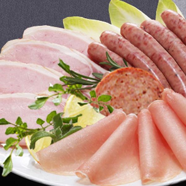 北海道・石狩平野のほぼ中央にある江別市に社を構えるトンデンファーム。熟練の職人が一品一品かまどの火を調整し、もっともよいできあがりを見極める直火式炭火製法で燻したソーセージと、ドイツ岩塩で塩漬けして塩かどなくまろやかな味わいに仕上げた生ハム...