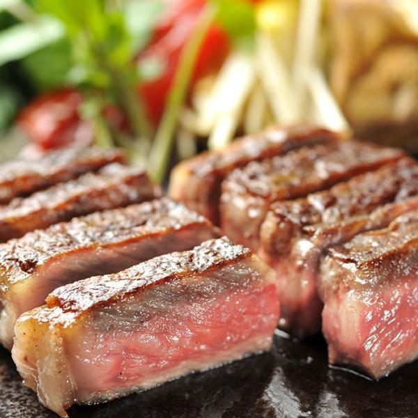 米沢牛黄木では、大正12年より代々受け継がれてきた門外不出の目利きの技で、数ある米沢牛の中から更に一級品を見極めています。米沢牛独特の深みのある味わいと、とろけるようなやわらかな食感を、ステーキの王道サーロインでお楽しみください。