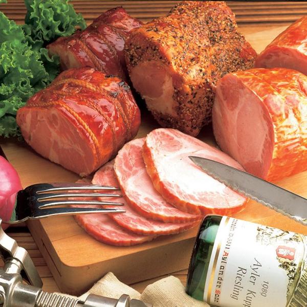 山深いところで育った鹿野高原豚は、麦や米を多く含んだ無薬のエサを食べ、肉の色や身の締まり、味などが優れた四元豚で、通称ハイブリッドポーク（ハイポ―豚）と呼ばれています。伝統的なドイツ製法で丹念につくられたハムやソーセージはジューシーでスモー...