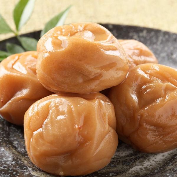 紀州南高梅を塩分約6%の「うす塩味」に漬けあげ、見た目も風味もふっくら、まろやかに仕上げました。梅干の好きな方も苦手な方も食べやすい味になっています。