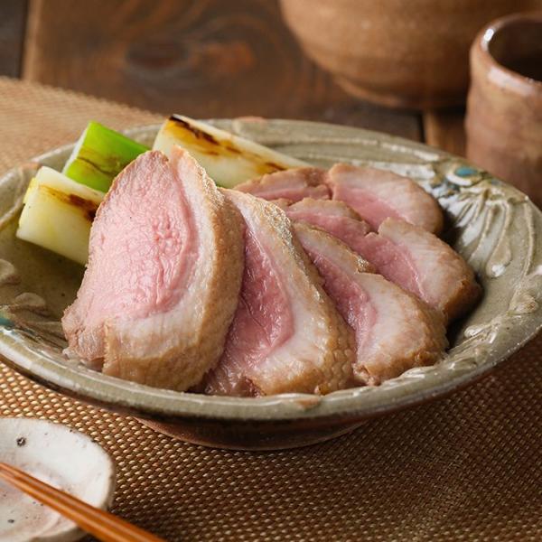 チェリバリー種の合鴨ロース肉を、オリジナルの薄味だしと合わせ軽く煮込みました。お肉の風味や食感を大切にし、限りなくレアな状態に仕上げた鴨煮です。解凍してお好みの厚さにスライスし、そのままお召しあがりください。