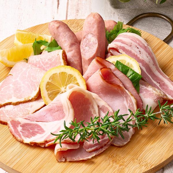 やわらかい肉質とあっさりとした脂が特長の飛騨豚を使用。チップではなく山桜の原木でじっくり燻した香りあるハム・ベーコンと、お肉のおいしさとパリッとした食感が楽しめるノンスモークタイプのソーセージを詰合せました。和の旨み「もろみ」を加えた特製の...