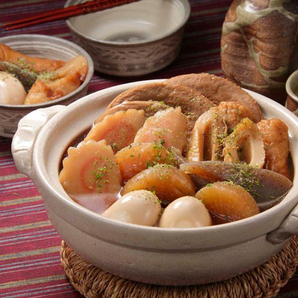 かつおをベースに調味しただしで名物黒はんぺんやなるとなどの練り物を入れ、じっくりと煮込みました。だし粉をかけて食べるのが焼津流です。