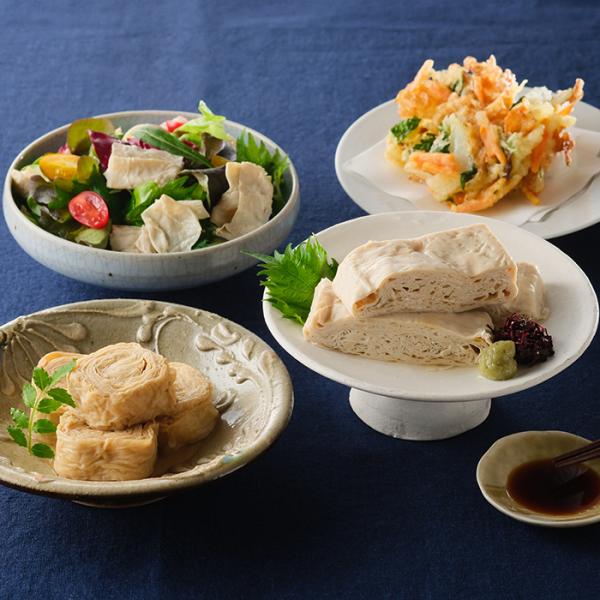 国産大豆を100%使用し、日光連山の銘水で仕立てた、名産品「日光ゆば」。昔と変わらない手作業で丁寧に作るゆばは、やや厚みがあり、豆乳のやさしい味わいがしっかり感じられる二枚仕立て。さしみ・煮もの・サラダなど、様々な食感や風味を楽しめる詰合せです。