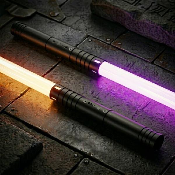 デュエリングセイバー 子供用ライトソード 20色RGB 音響効果付き LEDセイバー 充電式 メタルハンドルセイバー 接続可能な両刃コスプレ小道具 コ