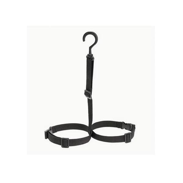 ウェーダーやブーツを逆さにつるして乾燥させます