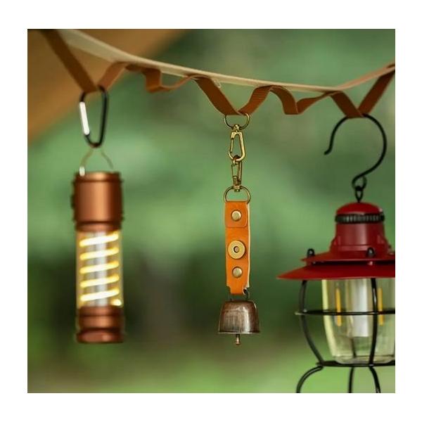 ハイキング・山菜取り等、登山には欠かせません.熊よけの必需品です※ベルト裏面に安定用の磁石がついています生産地：中国サイズ（約）：幅35x奥行23x高さ140mm重量（約）：30g　素材：鉄（ブロンズ仕上げ）+PU