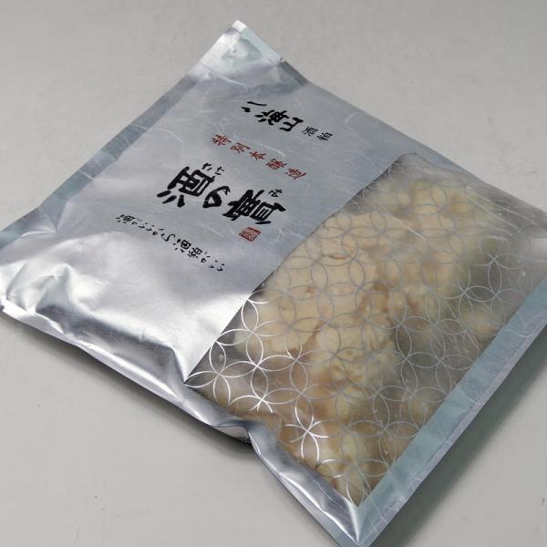 吟醸酒クラスの精米歩合を誇る、バランスのとれた味わいの本醸造酒を搾った後にできる新鮮な板粕は淡麗辛口で独特の旨味が味わえます。甘酒、鍋物、焼き魚、粕汁など料理のバリエーションを広げます。必要な分だけ使って残りは密閉容器に入れて冷蔵保存して頂...