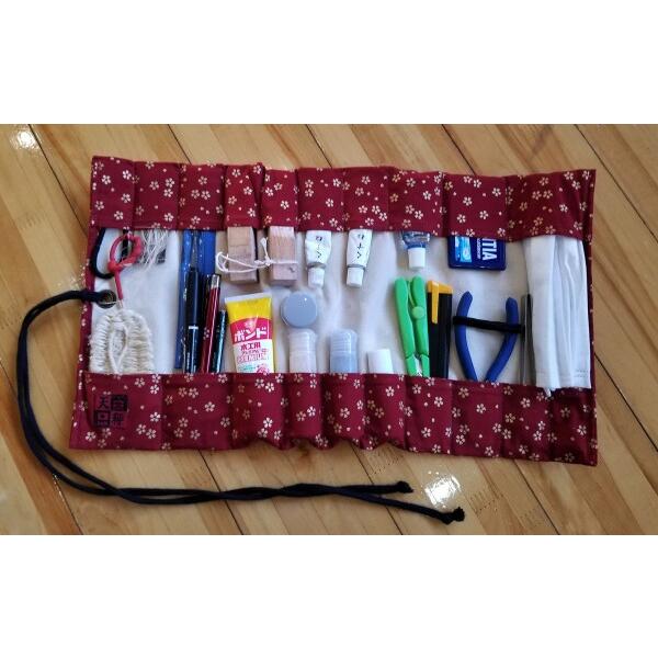 弓道具巻き (白色（桜柄）, 445)商品コード：66079716381型番：lbkdmカラー：白色（桜柄）手入れに必要な道具が20種程度コンパクトに入れて持ち運び出来ます。持ち運びや入れる道具の大きさを考えて今の大きさになりました。 ポケ...