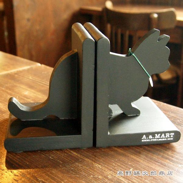 棚や卓上の本をお洒落に整頓。ちょこんと座った猫のシルエット。木製なので手にも目にもやわらか。首のチャームが可愛らしく、シックな黒に映えます。ありそうで、でも探すとなかなかない猫のインテリア。この商品は宅配便でのお届けとなります。■メール便不...