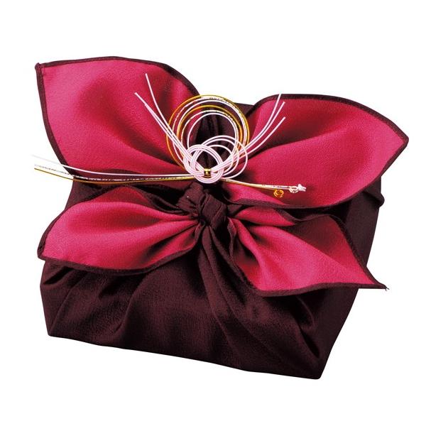 蝶は花と結婚し、決まった花から蜜をもらう代わりに、受粉の手伝いをします。胡蝶は決まった道を通り、結ばれた花に通う一途な生き物の「蝶」をアレンジした、「まるじょうオリジナル包装」の作品です。濃い桃色でトーンをそろえた女性に人気の風呂敷です。3...