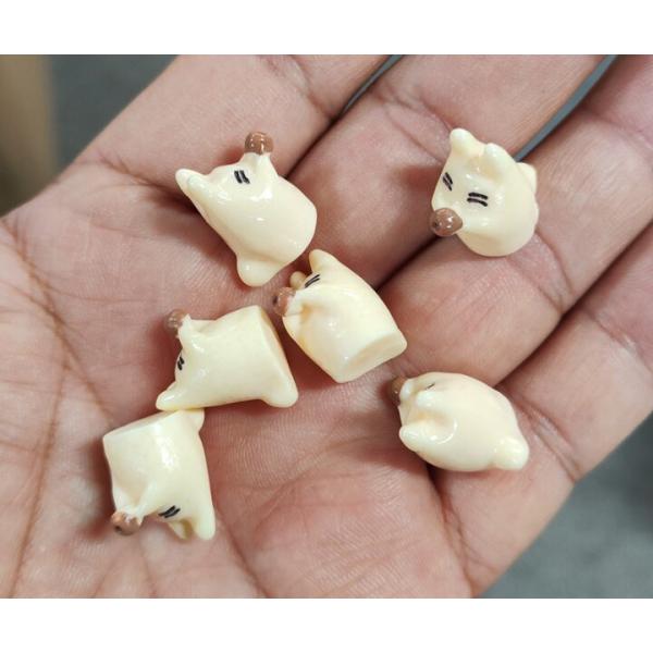 ■商品詳細セット内容：1匹フィギュアサイズ：約0.9*1.3cm材質：樹脂生産国：中国ミニミニサイズなので、小さいガラスボールに入れて苔リウムを作るのに向いてます。自立して立ちますが、苔の上に配置する時は固定ピンをお使いください。固定ピンは...