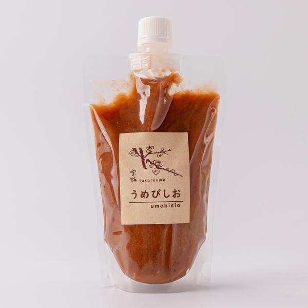 [Release date: February 5, 2026]宝梅 梅びしお （スタンドパック）です。種を取り除き、皮を残した食感そのままの宝梅を裏ごしした、贅沢な一品。おにぎりやおつまみにはもちろんのこと、アボガドにディップしたり、鶏さ...