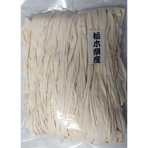 栃木県にて生産された一等品のかんぴょうです。ロングタイプですのでお料理各種でお使いいただけます。お寿司、昆布巻き、ロールキャベツなど原材料名：ユウガオの実（栃木県産）/保存料（二酸化硫黄）内容量：300g賞味期限：12ヶ月配送方法：宅急便