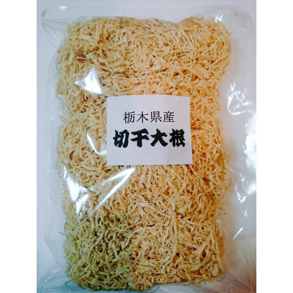 栃木県産の青首大根で作られた切干大根です。ビニールハウス内で乾燥させておりますので異物等の混入が少なく、衛生的に生産された商品となっております。＜使用方法＞軽く水洗いをしてから15分〜20分程度水戻しをして下さい。＜調理方法＞煮物、サラダ、...