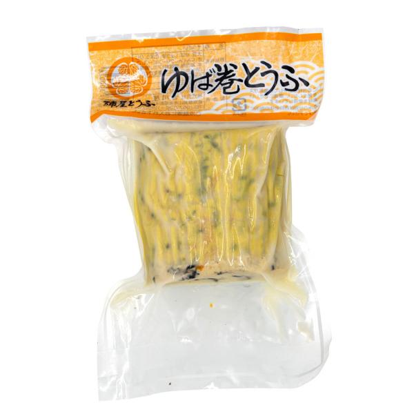 ひじき、人参、ごぼう、胡麻、グリーンピースを入れ、ゆばで包み、すのこで巻き、蒸した豆腐です。野菜と豆腐の甘味がドッキング！ゆばのなめらかな食感は舌の喜びです。豆腐に混ぜ込んだ野菜は大豆の風味に合うよう厳選された食材！ぜひ調和のとれた味をご賞...