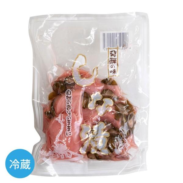 しな漬とは、昔から飛騨の家庭で作られてきた伝統的な漬け物です。味や色あいも家庭によって様々でした。赤かぶに、塩漬けしたなすやきゅうり、きのこを加えて漬けるので、「いろいろな品を取り合わせて漬ける」ところから「品（しな）漬」といいます。　年末...