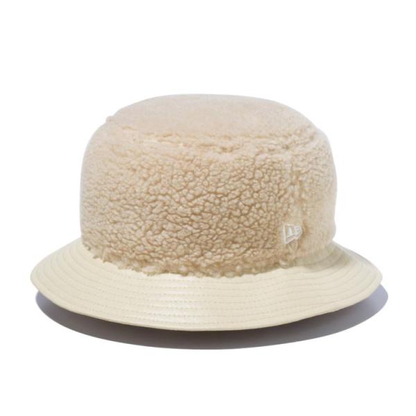 【商品情報】毛足の短く柔らかなボアフリースを採用したコレクション。ヴィンテージ感のある風合いが特徴。バイザーにはシンセティックスウェードを採用。シルエットはバケツをひっくり返したようなシルエットが特徴のバケットハット。ブリム（つば）が下向き...