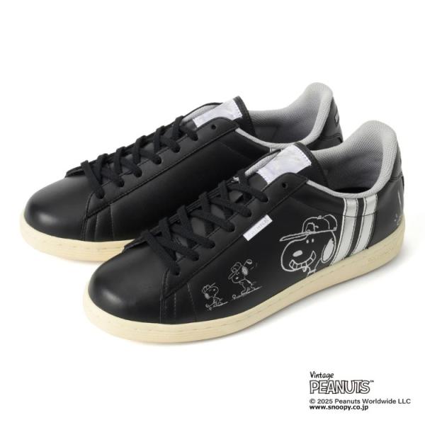 【商品情報】QUEBECらしいシャープなフォルムに、シルバーの2本ラインがアクセント。スヌーピーの横顔のイラストがひょっこり顔を出す、大人の遊び心を効かせた一足。チャーリー・ブラウンがボールに、ウッドストックはホールに。アウトソールには合成...