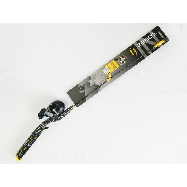 ゼブコ Zebcoの バットマン Batman スピンキャストリール一体式ロッドです。色は黒です。お子様の入門用タックルですので構造を簡略化するためにスピンキャストリールとロッドを一体化しています。またハンドルノブとサムボタンを大きくしてい...