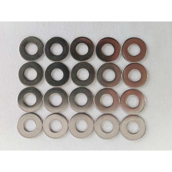 1/4インチのステンレス フラット ワッシャーの20個パックです。 輸入ボートや輸入バイク等で多用されているサイズです。 サイズは1/4"x5/8"、穴径は7.2mm、外径は15.9mmです。材質は18-8(304)ステンレスです。