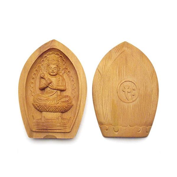 寸法：高さ6cm×巾4cm材質：白檀製干支：午年生まれ備考：携帯に便利な金襴袋付き勢至菩薩は智慧の光明が盛んで、一切を照らし迷いを解く力が大きい智慧の象徴であり、人々をもろもろの苦難から救い出し、この上ない力を得させてくれると言われています。