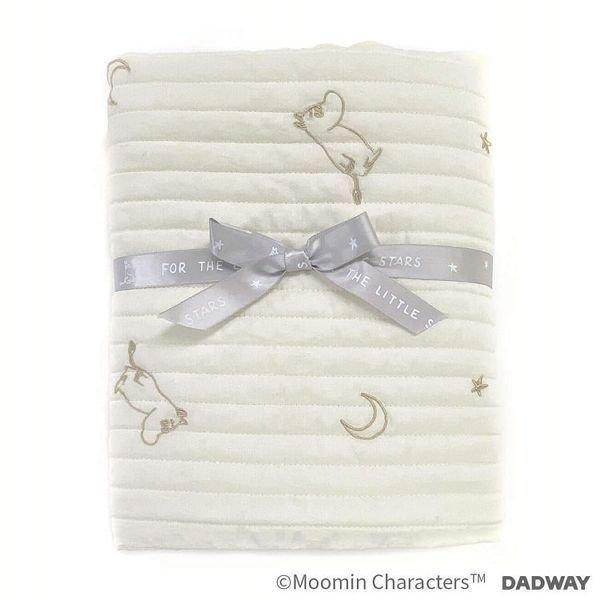 掛けたり、敷いたり、多用途で使えるキルトケット。ホワイト生地にシャンパンゴールド刺繍でムーミンを表現。ムーミンベビーオリジナルのリボン掛けパッケージで、ギフトにもぴったり♪●商品サイズ（cm）幅約65×奥行約100●商品重量約300g●材質...