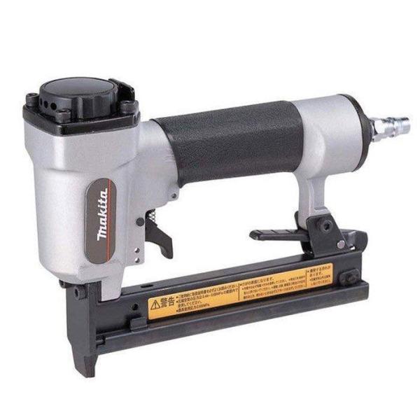 マキタ 常圧エアタッカ AT1025BZK■　プラスチックケース付使用空気圧 0.44〜0.69MPa(4.5〜7kgf/cm2) 釘装填数 100本 ステープル肩幅 10mm 使用釘 13〜25mm 使用ホース内径 6.5mm以上 機体寸...